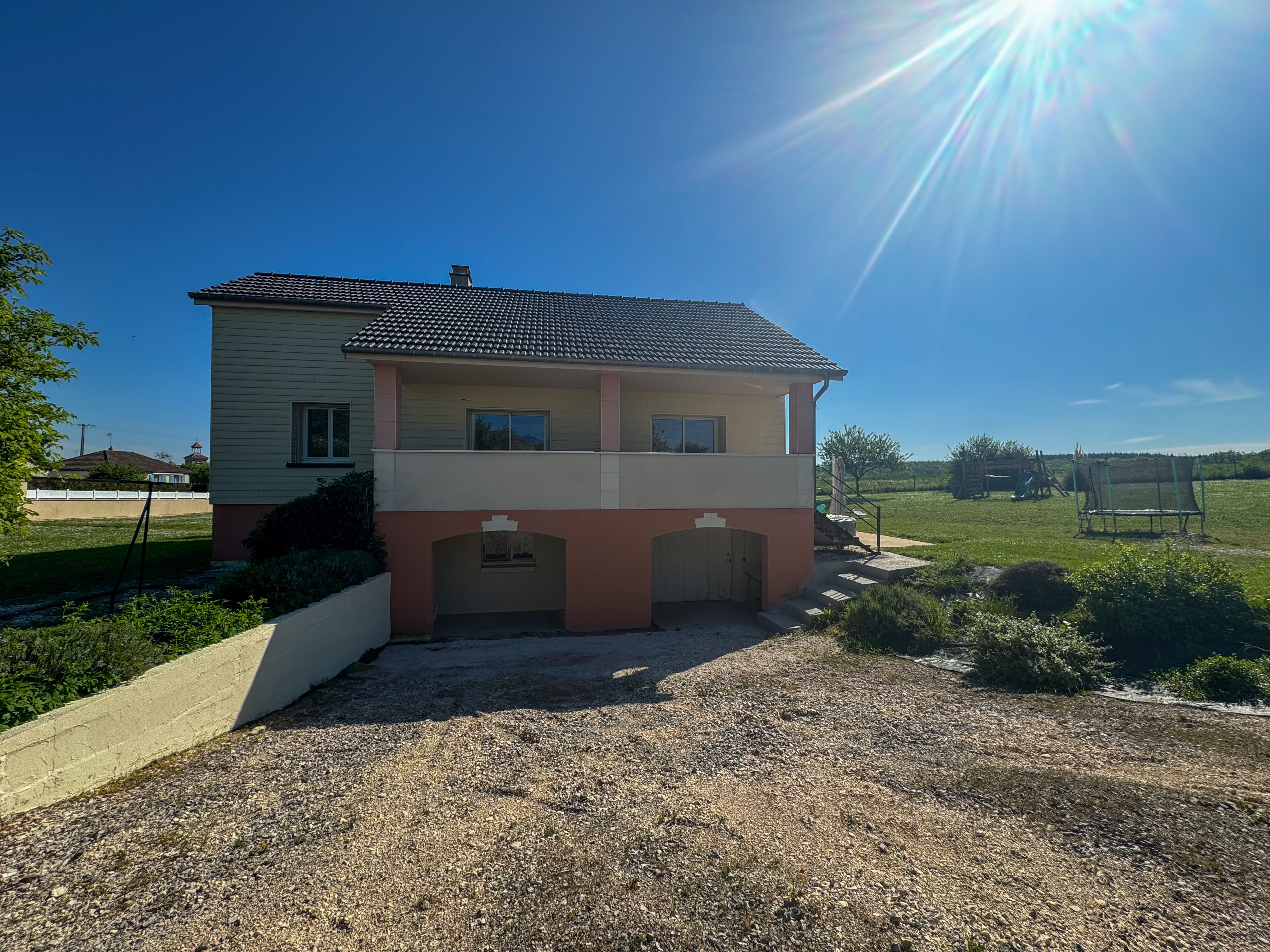 Maison 100 % rénovée – Grand jardin au calme – dépendance idéale pour vos projets