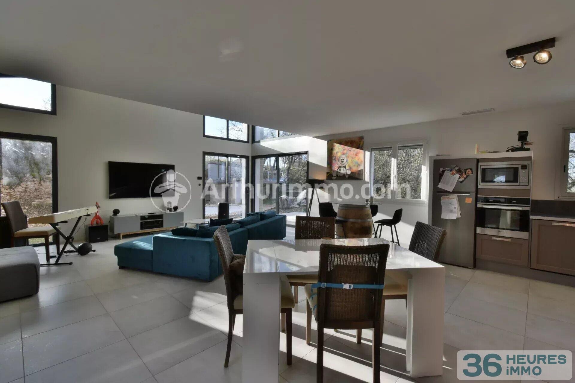 Maison familiale avec vaste séjour, grand terrain et sous-sol total